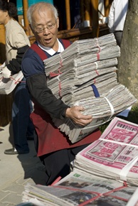 Though advanced in years, this gray-haired volunteer at a Tzu Chi recycling station doesn’t cringe when it comes to carrying and moving heavy stuff.