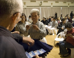 This day, Xiu-hua joyfully receives her volunteers’ certificate. Only those who have served at a recycling station for one year can apply for one.