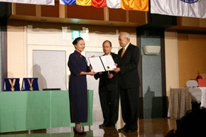 Tzu Chi's Tokyo chapter director Zhang Xiumin was receiving this award on Master Cheng Yen's behalf. Photo by Hui-Jen Wu