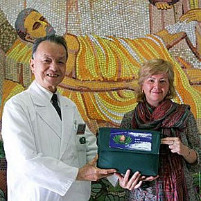 Dr. Golovacheva (right) receives the precious bag of Hematopoietic Stem Cells (HSC) from Dr. Lin Jun-long (left), the chief executive of the Tzu Chi Medical Mission. (Photo provided by Tzu Chi Hospital)