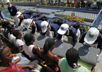 On January 12 2010, Haiti was devastated by an earthquake measuring 7.0 on the Richter scale. Tzu Chi volunteer distributes relief goods, including the blankets made by 100% recycled materials. (Photo by Lin Yen-huang, date: 03/18/2010; location: Port-Au-Prince, Haiti)