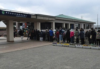 Despite the cold weather, earthquake survivors are calm and orderly to wait for the hot meal. (Photo by Chen Wei-chun; date: 03/16/2011; location: Oarai, Ibaraki prefecture, Japan)