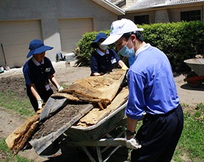 The torrential rain caused server flood in Queensland, Australia. Tzu Chi began the relief work. Volunteers help the residents cleaning up their homes. (Photo by Chang Ming-kung; date: 01/23/2011; location: Ipswich, Queensland)