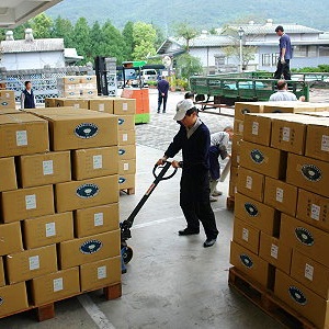 Tzu Chi volunteers prepares to ship the first shipment of relief materials to Japan for the survivors of the devastating earthquake and tsunami. (Photo by Chen Chia-feng; date: 03/13/2011; location: Jing Si Abode, Hualien, Taiwan)